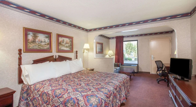 Двухместный люкс с видом на озеро Days Inn by Wyndham Saint Pauls