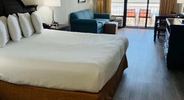 Четырёхместный номер Standard с балконом Best Western Ocean Sands Beach Resort