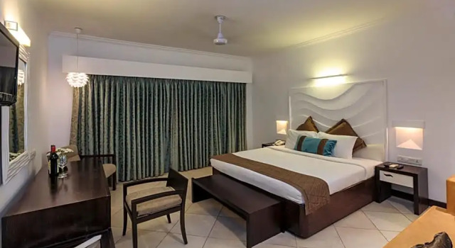 Номер Luxury с видом на бассейн Sonesta Inns Beach Resort - Candolim Beach