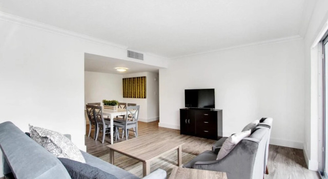 Charming 2BR in Coconut Grove by Sonder, Varaa Hotelli Hotellit Miami Beach uima-altaalla, Uima-allas