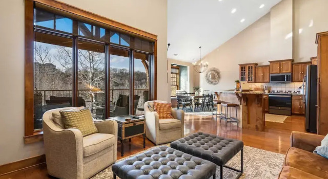 Penthouse 7 on Taneycomo - Chic Waterfront Condo!, Забронировать Отель Отели Table Rock Lake с парковкой, Парковка