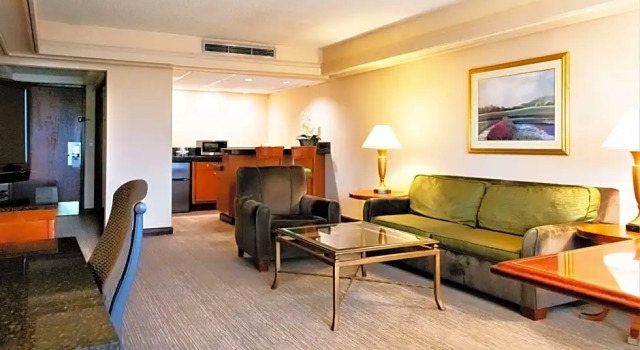 Двухместный люкс Gateway с балконом DoubleTree by Hilton San Jose