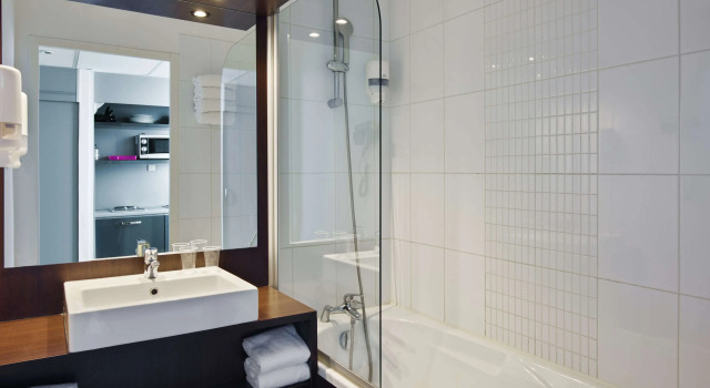 Четырёхместный номер Standard Sure Hotel by Best Western Nantes Beaujoire