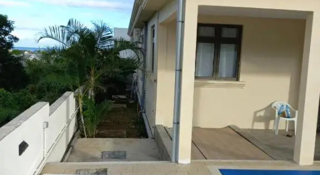 2 bedrooms appartement at Flic en Flac 200 m away from the beach with sea view private pool and enclosed garden