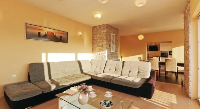 Beautiful Home in Gorica With Wifi and 4 Bedrooms, Book Hotel Hoteller i Gorica med parkering, Parkering