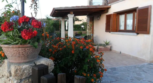 Villa Pietra Rossa, la Veranda, Book Villa Tanaunella Sardinia South, near Porto Ainu Beach