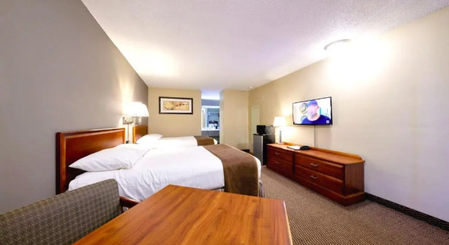 Четырёхместный номер Deluxe Regency Inn of Eddyville Kuttawa
