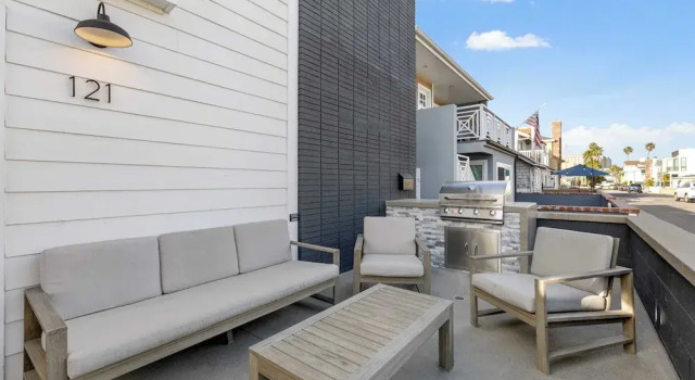 Коттедж Steps to Sand! 2 Homes in 1 Sleeps 17, Outdoor Space, Walk to Shops & Dining