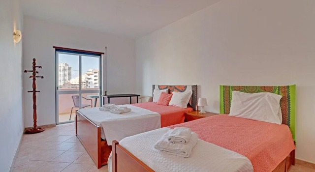 PRAIA DA ROCHA CENTRAL WITH POOL by HOMING, Забронировать Отель Прайя-да-Роча Барловенто
