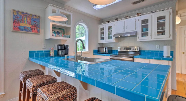 Коттедж Charming Dauphin Island Home ~ 1 Mi to Beach!