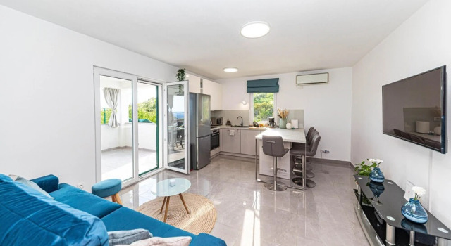 Stunning Home in Trogir With Wifi and 3 Bedrooms, Rezerwuj Hotel Hotele w Split-Dalmatia County z parkingiem, Parking