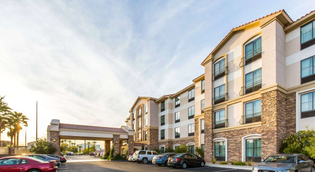 Comfort Inn & Suites Henderson - Las Vegas, Забронировать Отель Хендерсон Лас-Вегас, рядом с Казино Sunset Station