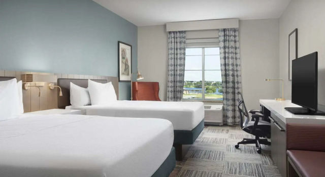 Четырёхместный номер Standard с видом на озеро Hilton Garden Inn Granbury