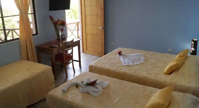 Четырёхместный семейный номер Standard с балконом Hotel Kekoldi de Granada