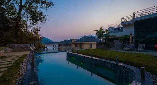 Xingyi Wanfenglin Peak-Chasing House, Varaa Hotelli Qianxinan Kiina