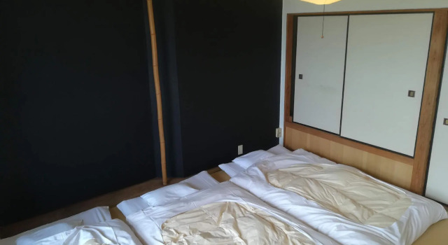 Кровать в общем номере (мужской номер) J-Hoppers Lake Biwa Guesthouse