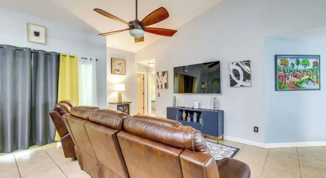 Family Home in Port St Lucie w/ Furnished Pergola!, Забронировать Дом для отпуска Отели в центре Порт-Сент-Луси, в центре