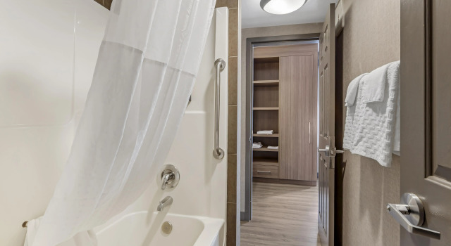 Четырёхместный полулюкс Best Western Plus West Edmonton