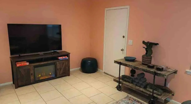 Апартаменты Elegant 2-bedroom pet-friendly villa w 2 parking spaces