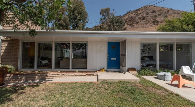 Mid-mod Pool Home With Palm Springs Vibe 2bdr, Забронировать Отель Отели Глендейл с бассейном, Бассейн