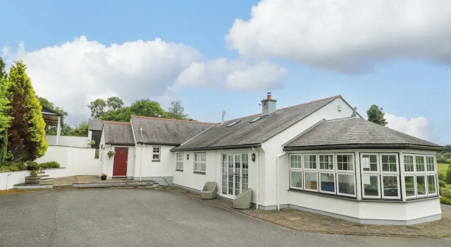 Bwthyn Clai, Book Feriehus Llangefni 