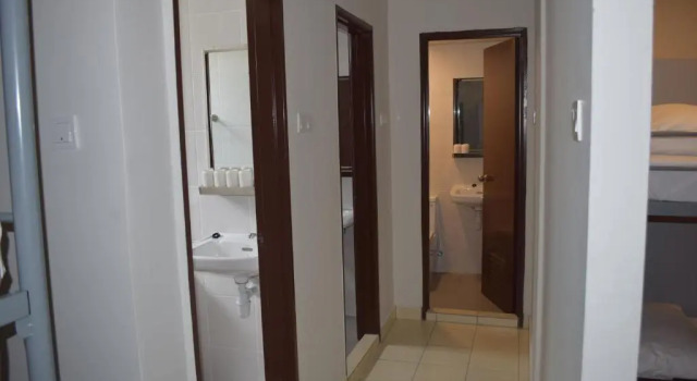 Кровать в общем номере Hotel Desaru Penawar