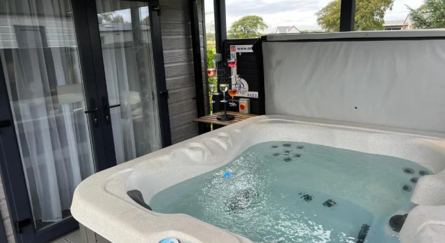 Апартаменты Arranview Lochside Pods & Lodges all with private Hot-tubs