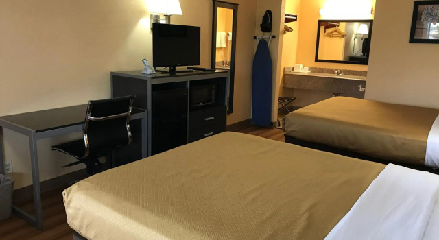Econo Lodge Purcell, Book Hotel Hoteller i Purcell med pool, Swimmingpool