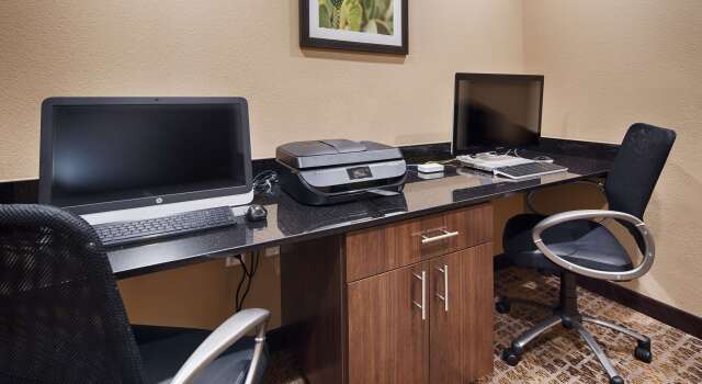 Best Western Plus Elmendorf Hotel, Book Hotel Hoteller i Bexar County med parkering, Parkering