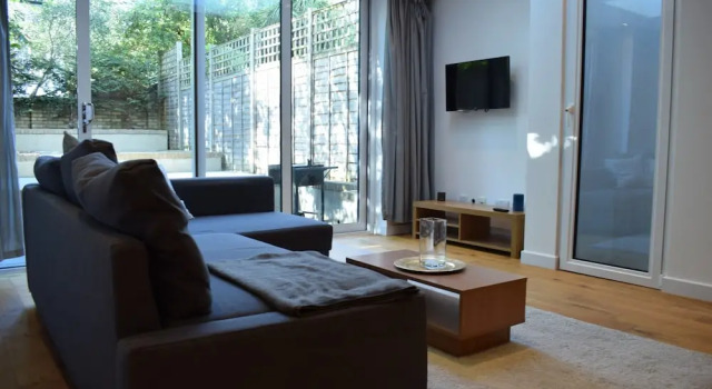 Spacious 2 Bedroom Apartment in South London, Varaa Huoneisto Asunnot kohteessa Merseyside, Huoneisto