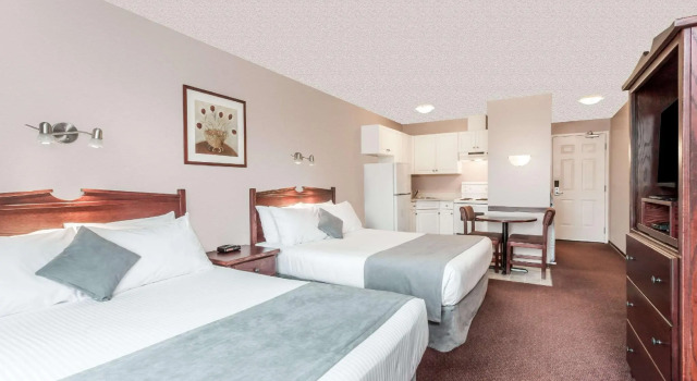 Четырёхместный номер Standard Super 8 by Wyndham Lake Country/Winfield Area Airport North