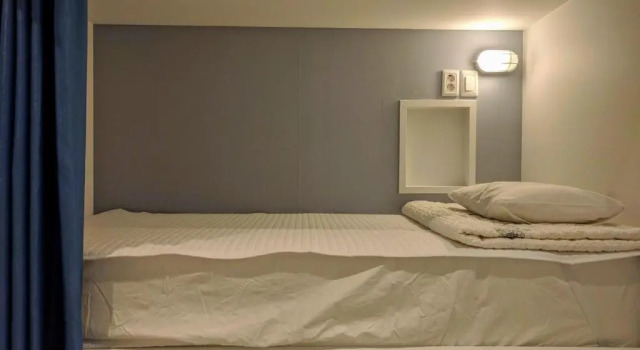 Кровать в общем номере (мужской номер) Backpackers In Yeosu