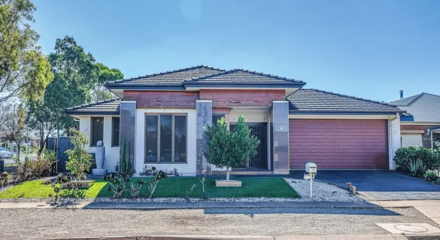Stylish Luxe House For Big Group Near Shopping Center, Book Vacation Home Hotels in Point Cook with Parking, Parking