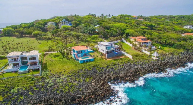 Коттедж с 3 комнатами с балконом Stunning Coral View Home with Oceanfront Pool by RedAwning