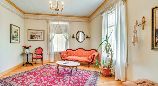 < 1 Mi to Downtown Abq: Historic Manor w/ Patio!, Book Feriehus Sommerhuse i Albuquerque, Hytte