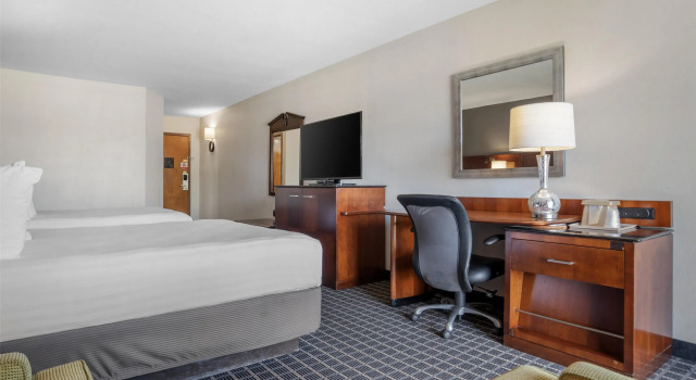 Четырёхместный номер Standard SureStay Plus Hotel by Best Western Greenwood