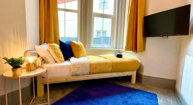 Stunning & Stylish 2 Bedroom Apartment! - 5 Minute Walk to the Best Beach! - Great Location - FREE Parking - Netflix - Fast WiFi - Smart TV - Newly decorated - sleeps up to 4! Close to Bournemouth & Poole Town Centre & Sandbanks, Varaa Huoneisto Asunnot kohteessa Merseyside, Huoneisto
