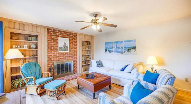 Апартаменты с 2 комнатами с балконом Kitty Hawk Vacation Rental 1 Mi to Beaches!