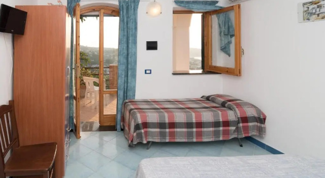 B&B Iside, Varaa Bed and Breakfast Hotellit Ischia uima-altaalla, Uima-allas
