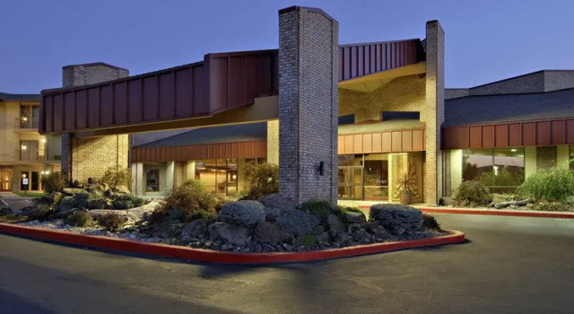 Кровать в общем номере Red Lion Hotel Pasco Airport & Conference Center