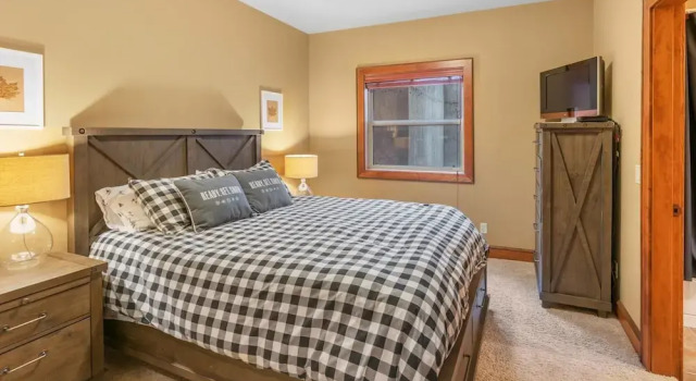 I Spy - Cozy Pet Friendly, Ski In/Ski Out Condo with Private Hot Tub