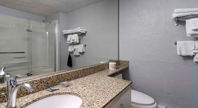 Четырёхместный номер Standard с видом на внутренний двор Best Western Inn at Penticton