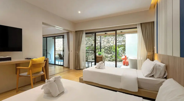 Люкс семейный с 2 комнатами с видом на сад Patong Lodge Hotel - Thailands Green Hotel Plus
