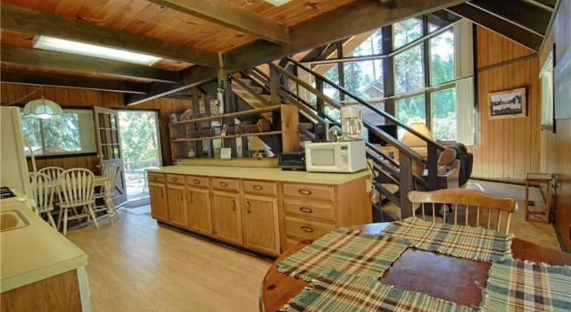 Huge Windows and Perfect Deck for Grilling at Rim Drive Lookout #190