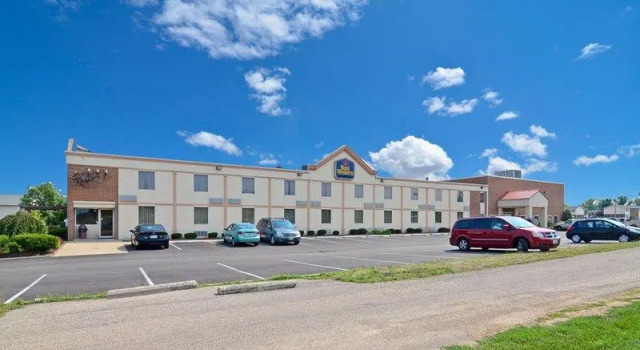 Кровать в общем номере Best Western Adena Inn