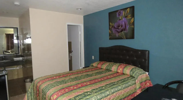 Foxys Den Motel