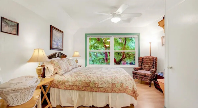 Gruene River Haven: Stunning Riverfront Oasis 1 Mile From Downtown Gruene, Забронировать Отель Отели Нью-Браунфелс с парковкой, Парковка
