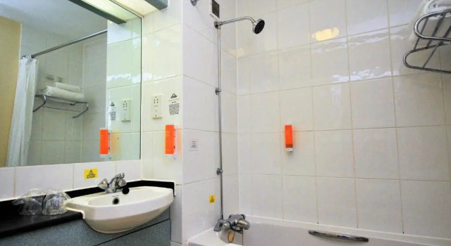 Трёхместный номер Days Inn Hamilton