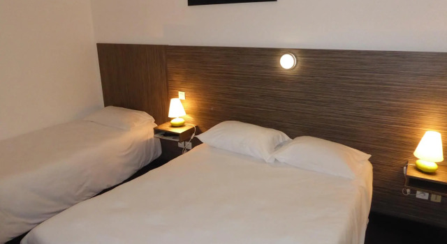 Трёхместный номер Standard Hôtel Le Cosy Blois Villebarou