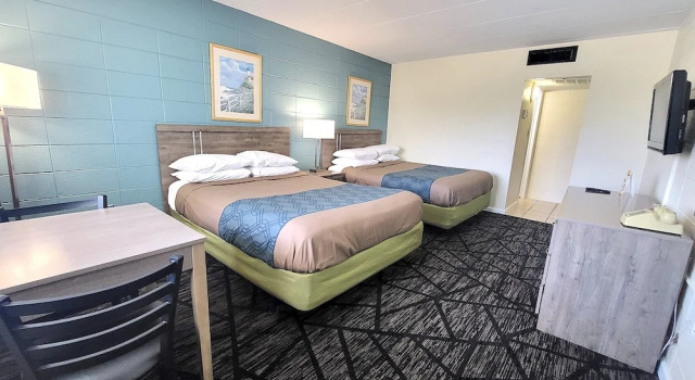 Четырёхместный номер Standard с видом на бассейн Beach Carousel Virginia Beach